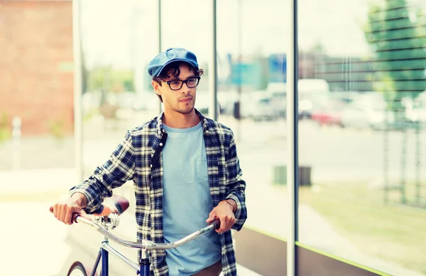 Homme hipster marche avec vélo à engrenages fixes — Photo