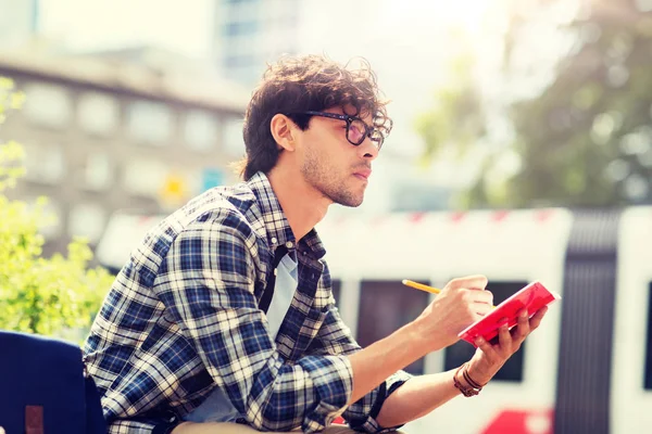 Man met laptop of dagboek schrijven op stad straat — Stockfoto