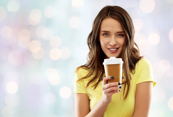 Giovane donna o adolescente che beve caffè — Foto Stock