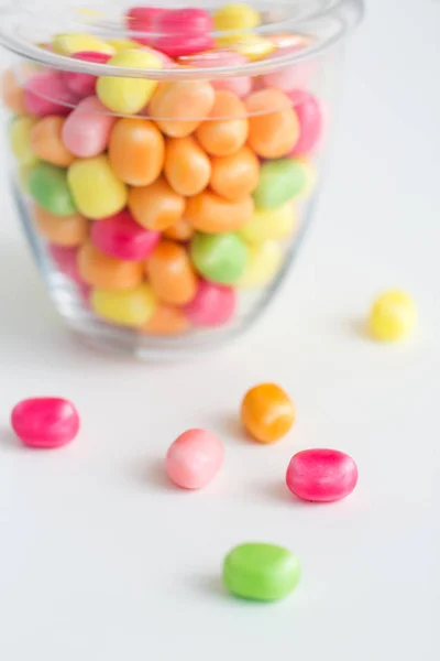 用五颜六色的糖果滴关闭玻璃瓶 — 图库照片