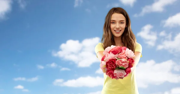 Jeune femme ou adolescente avec bouquet de fleurs — Photo