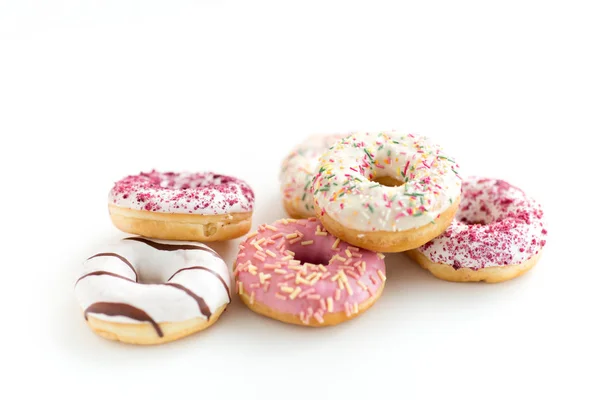 Nahaufnahme von glasierten Donuts auf weißem Tisch — Stockfoto