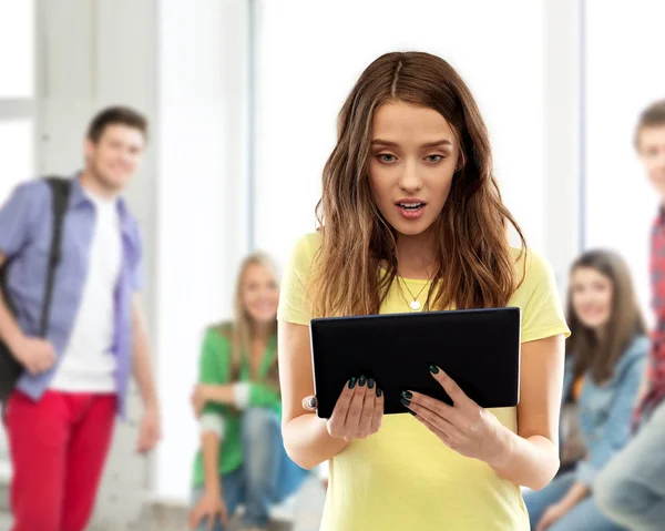 Shocked student girl with tablet pc at school — Stock Photo, Image