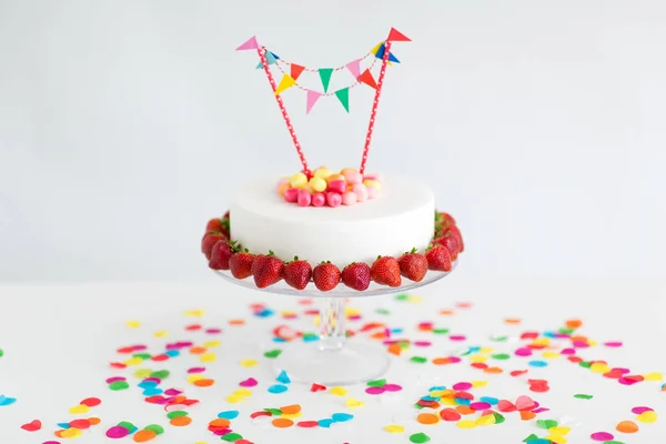 Primer plano de pastel de cumpleaños con guirnalda en el stand — Foto de Stock