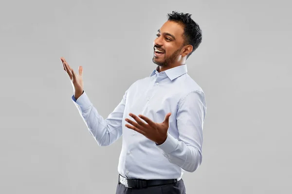 Happy indický podnikatel v košili přes šedá — Stock fotografie