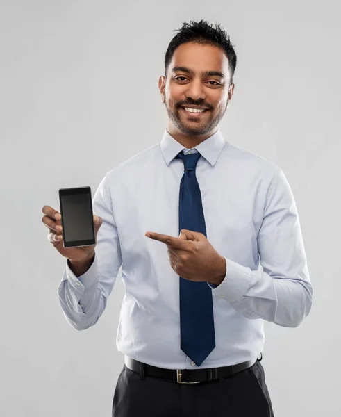 Indisk affärsman med smartphone — Stockfoto