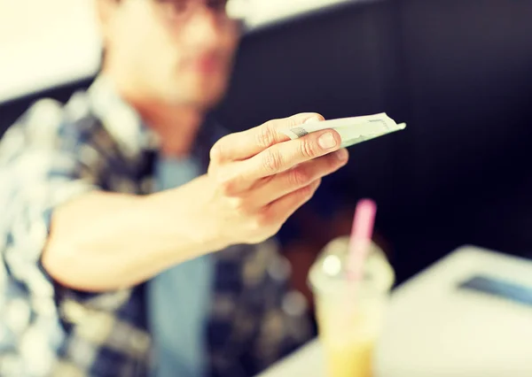 Happy man with cash money paying at cafe — Stock Photo, Image