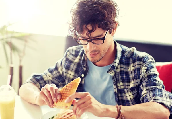 Felice uomo mangiare panino al caffè per pranzo — Foto Stock