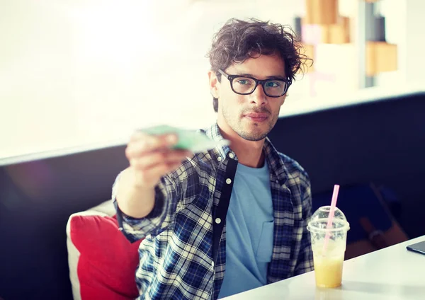 Hombre feliz con dinero en efectivo pagando en la cafetería — Foto de Stock