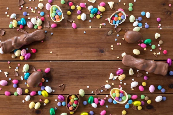 木上的巧克力蛋、复活节兔子和糖果 — 图库照片