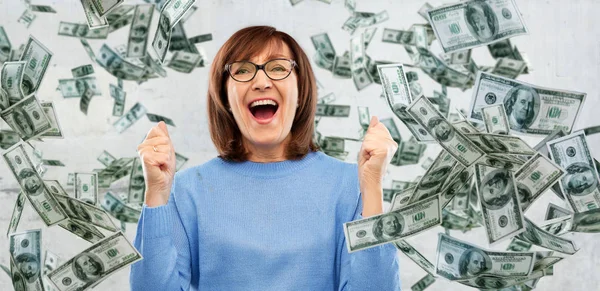 Gelukkige hogere vrouw die succes over geld viert — Stockfoto