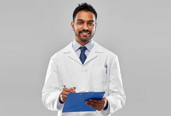 Χαμογελώντας ινδική γιατρός ή επιστήμονας με πρόχειρο — Φωτογραφία Αρχείου