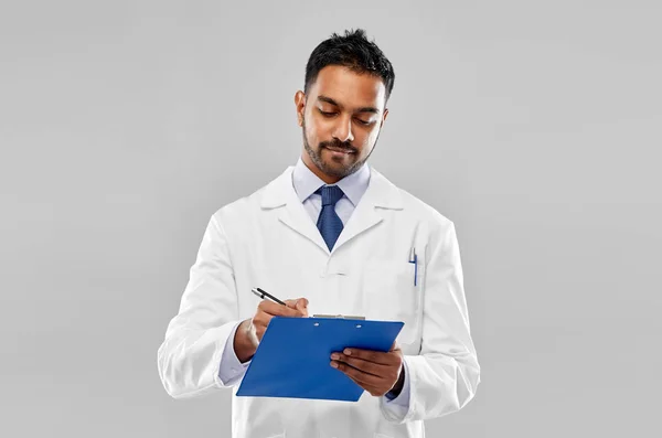 Índio médico masculino ou cientista com área de transferência — Fotografia de Stock