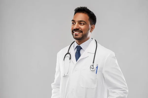 Glimlachende indiase mannelijke arts met stethoscoop — Stockfoto