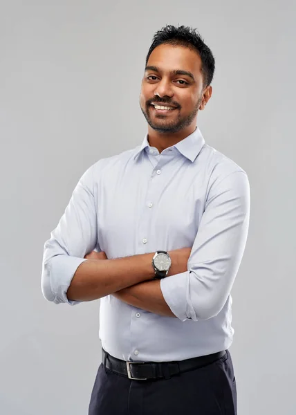 Щасливий індійський бізнесмен в сорочці над сірим — стокове фото