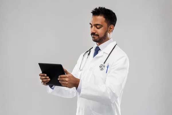 Tablet bilgisayar ile Hint erkek doktor — Stok fotoğraf
