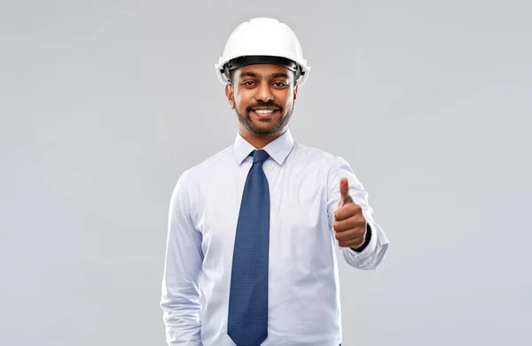 Arquiteto ou empresário no capacete mostra polegares para cima — Fotografia de Stock