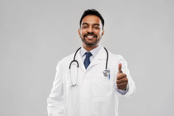 Sorridente índio masculino médico mostrando polegares para cima — Fotografia de Stock
