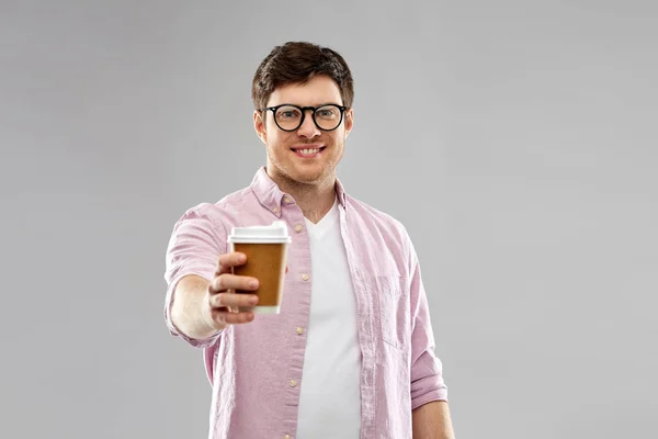 Молодой человек или студент в очках пьет кофе — стоковое фото