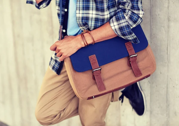 Close up de homem hipster com bolsa de ombro elegante — Fotografia de Stock
