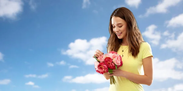 Jeune femme ou adolescente avec bouquet de fleurs — Photo