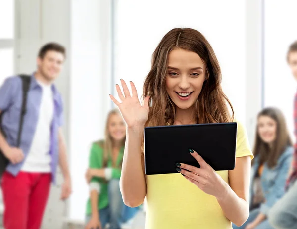 Menina adolescente ter chamada de vídeo no computador tablet — Fotografia de Stock