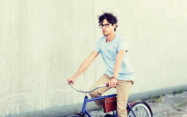 Genç hippi sabit vites bisikleti sürüyor. — Stok fotoğraf