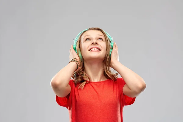 Gelukkig tienermeisje met koptelefoon — Stockfoto