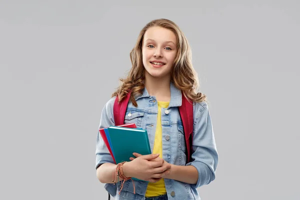 Feliz sonrisa adolescente estudiante chica con bolsa de la escuela — Foto de Stock