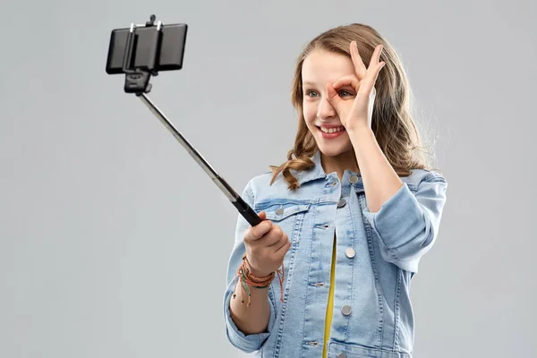 Tienermeisje selfie te nemen door smartphone — Stockfoto