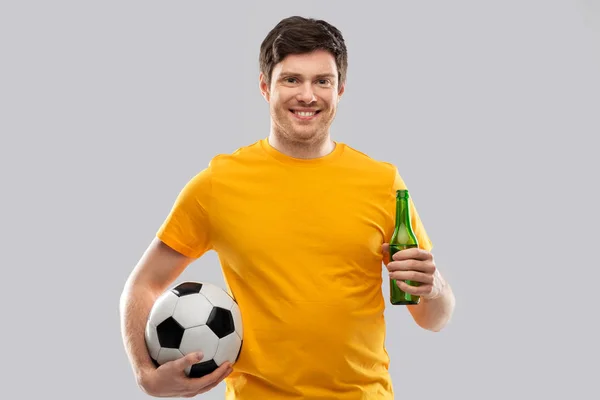 Homem ou fã de futebol com bola de futebol e cerveja — Fotografia de Stock