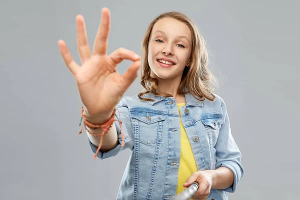Tonårig flicka tar bild av selfie stick — Stockfoto