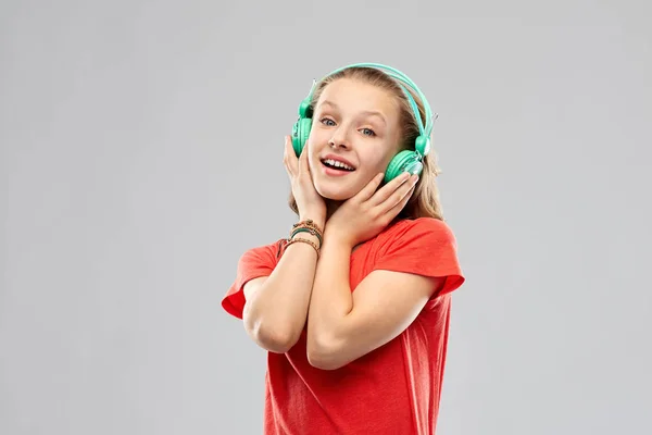 Adolescente feliz con auriculares —  Fotos de Stock