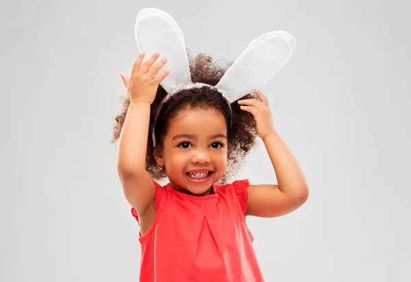 Gelukkig klein meisje dragen easter bunny oren — Stockfoto