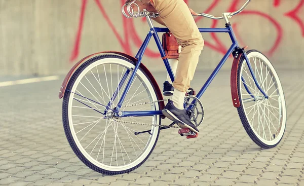 Primo piano di hipster uomo guida bici a scatto fisso — Foto Stock