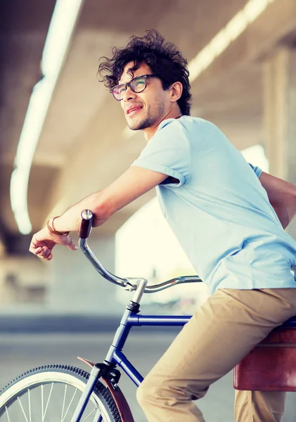 Junger Hipster-Mann fährt Fahrrad mit festem Gang — Stockfoto