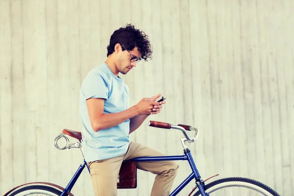 スマート フォンと固定ギア自転車路上男 — ストック写真