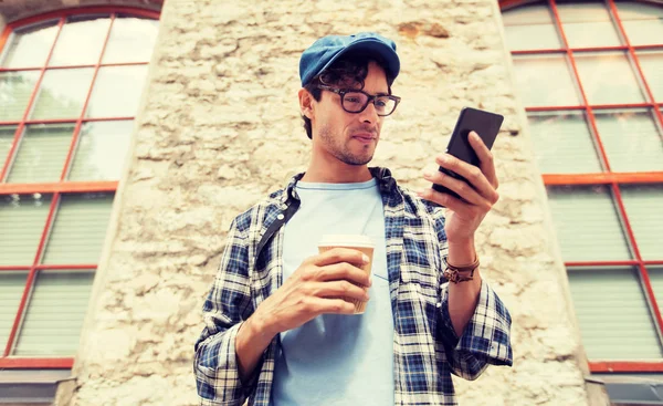 Hombre con teléfono inteligente beber café en la calle de la ciudad — Foto de Stock