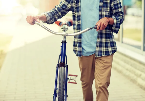 Close up van man met fiets wandelen langs stad — Stockfoto