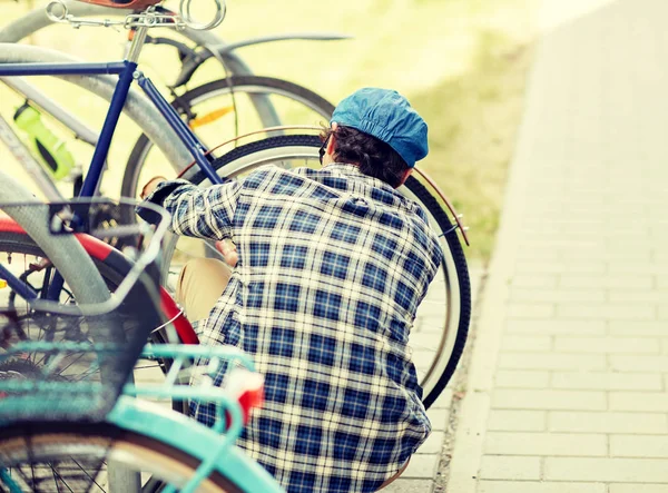Hombre de fijación de bloqueo de bicicleta en el aparcamiento de la calle — Foto de Stock