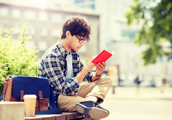 Man met laptop of dagboek schrijven op stad straat — Stockfoto