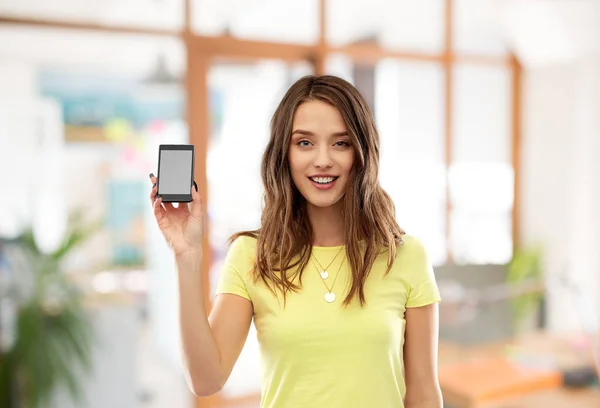 Mujer joven o adolescente sosteniendo teléfono inteligente — Foto de Stock