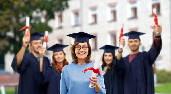 Kobieta szczęśliwa starszy student absolwent z dyplom — Zdjęcie stockowe