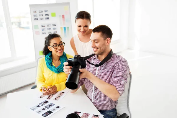 Fotografi con macchina fotografica in studio fotografico — Foto Stock