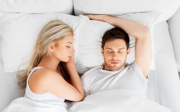 Feliz pareja durmiendo en la cama en casa — Foto de Stock