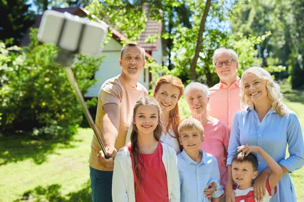 Lycklig familj tar selfie i sommarträdgård — Stockfoto