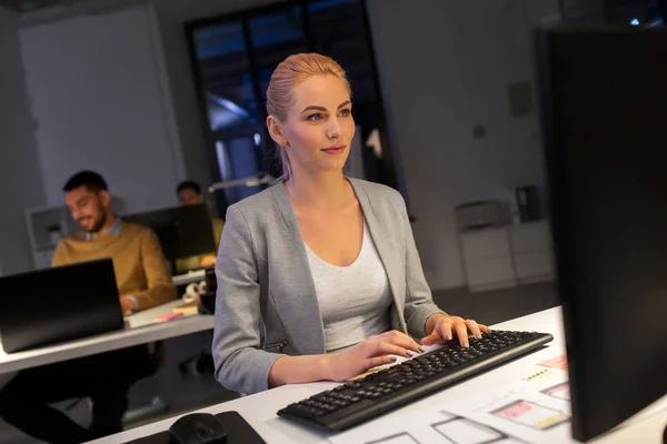 Designer som arbetar med dator på natt kontor — Stockfoto