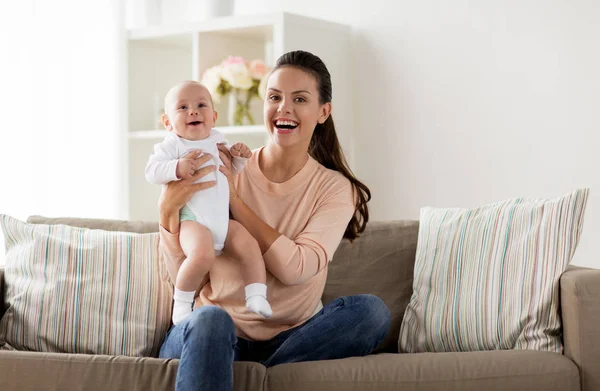 Mãe feliz com menino em casa — Fotografia de Stock