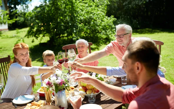 Ευτυχισμένη οικογένεια έχοντας δείπνο ή καλοκαιρινό πάρτι στον κήπο — Φωτογραφία Αρχείου