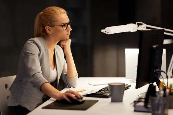 Mujer de negocios en la computadora trabajando en la oficina nocturna — Foto de Stock